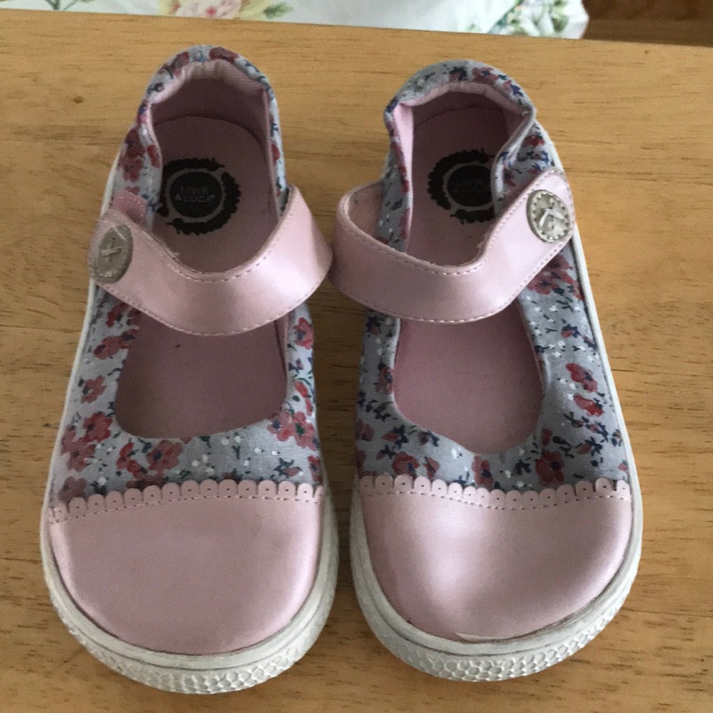 Cute little flower Mary Jane’s for girls